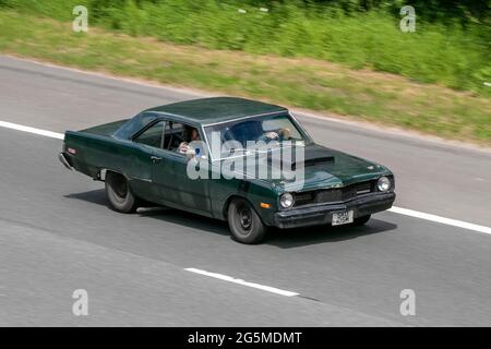 Dodge Dart (USA) les années 1970 voiture de muscle verte américaine conduite sur l'autoroute M6 près de Preston dans Lancashire, Royaume-Uni. Banque D'Images