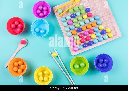 Jeu de société de perles en bois sur fond bleu. Nouveaux jouets logiques anti-stress et de réflexion pour les enfants et les adultes. Pose à plat. Banque D'Images