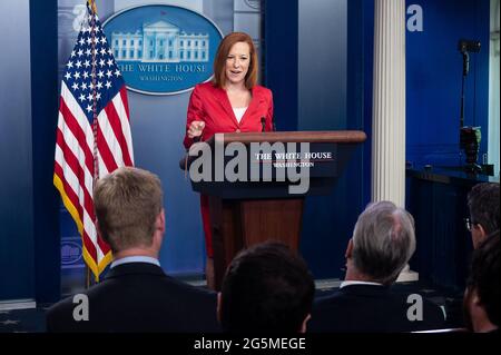 Washington, États-Unis. 28 juin 2021. Jen Psaki, Attachée de presse de la Maison Blanche, prend la parole lors d'un point de presse dans la salle de presse de la Maison Blanche. Crédit : SOPA Images Limited/Alamy Live News Banque D'Images