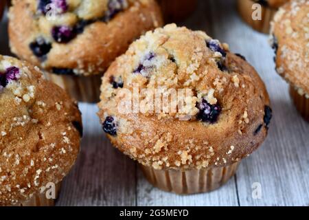 Muffins aux myrtilles sur une surface en bois rustique Banque D'Images