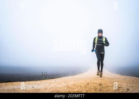 Coureur en hiver froid et brumeux. Banque D'Images