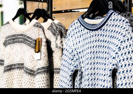 De nombreux chandails faits main de laine vêtements de mode exposés dans la rue marché extérieur avec motif coloré en Islande et étiquettes de prix Banque D'Images