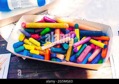 Une boîte avec des crayons de cire de couleur sur la table, des crayons de couleur. Des matériaux pour la créativité des enfants. Banque D'Images