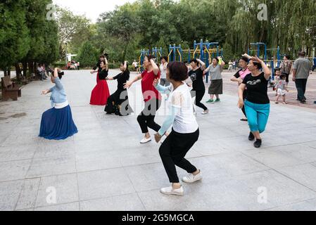 Danse et gymnastique dans le parc de Korla. Banque D'Images