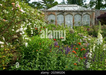 La maison de verre dans le jardin clos d'Abbotsford House dans les frontières écossaises, le jour d'été ensoleillé. Banque D'Images