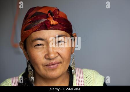 Un nomade se tient dans l'entrée de sa cuisine Banque D'Images
