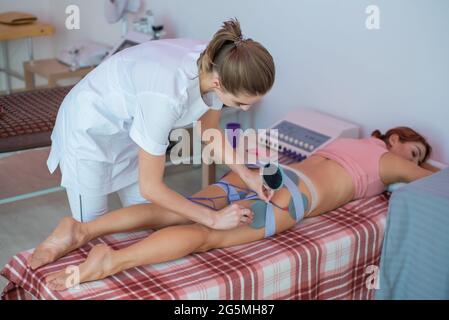 Miostimulation. Correction non chirurgicale d'une figure dans un salon de beauté. Massage matériel anti-cellulite et anti-graisse dans la clinique. Matériel Banque D'Images