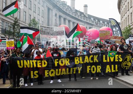 Londres, Royaume-Uni. 26 juin 2021. Des milliers de personnes assistent à la manifestation de l'Assemblée populaire unie contre les Tories. Crédit : Mark Kerrison/Alamy Banque D'Images