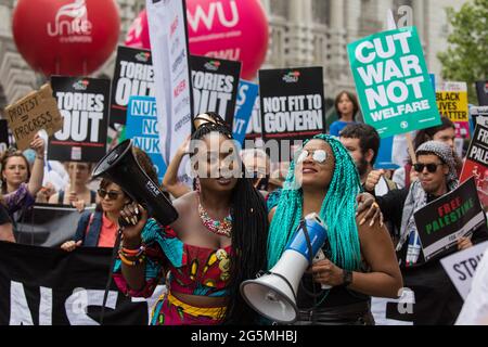 Londres, Royaume-Uni. 26 juin 2021. Des milliers de personnes assistent à la manifestation de l'Assemblée populaire unie contre les Tories. Crédit : Mark Kerrison/Alamy Banque D'Images