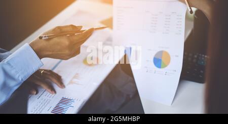 Pour l'enquête sur un compte de corruption, un groupe de femmes d'affaires et de comptables recherchent des documents de données sur un ordinateur portable. Définition de la lutte contre la corruption. Banque D'Images