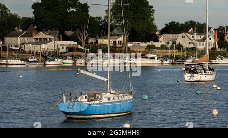 NORWALK, CT, États-Unis - 25 JUIN 2021 : lumières du soir sur les bateaux et vue depuis Veterans Park Banque D'Images