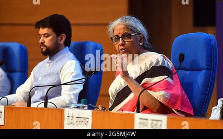 NEW DELHI, INDE - JUIN 28 : Nirmala Sitharaman, ministre des Finances de l'Union, et Anurag Thakur, ministre d'État aux Finances et aux Corporations, lors d'une réunion d'information au Centre national des médias le 28 juin 2021 à New Delhi, en Inde. Lundi, le ministre des Finances Nirmala Sitharaman a annoncé huit nouveaux programmes visant à donner un coup de pouce aux secteurs qui subissent les restrictions induites par Covid-19. Dans le cadre des programmes d'information, le Centre a étendu une garantie fédérale sur les prêts bancaires au secteur de la santé tout en renonçant aux frais de visa pour 500,000 touristes étrangers pour faire du tourisme. (Photo de Raj K Raj/Hindustan Times/Sipa USA) Banque D'Images