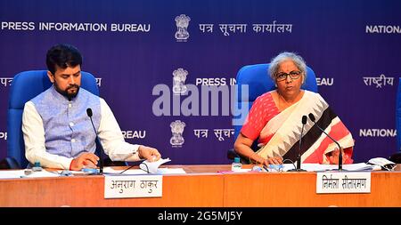 NEW DELHI, INDE - JUIN 28 : Nirmala Sitharaman, ministre des Finances de l'Union, et Anurag Thakur, ministre d'État aux Finances et aux Corporations, lors d'une réunion d'information au Centre national des médias le 28 juin 2021 à New Delhi, en Inde. Lundi, le ministre des Finances Nirmala Sitharaman a annoncé huit nouveaux programmes visant à donner un coup de pouce aux secteurs qui subissent les restrictions induites par Covid-19. Dans le cadre des programmes d'information, le Centre a étendu une garantie fédérale sur les prêts bancaires au secteur de la santé tout en renonçant aux frais de visa pour 500,000 touristes étrangers pour faire du tourisme. (Photo de Raj K Raj/Hindustan Times/Sipa USA) Banque D'Images