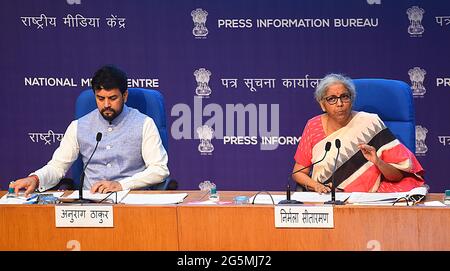 NEW DELHI, INDE - JUIN 28 : Nirmala Sitharaman, ministre des Finances de l'Union, et Anurag Thakur, ministre d'État aux Finances et aux Corporations, lors d'une réunion d'information au Centre national des médias le 28 juin 2021 à New Delhi, en Inde. Lundi, le ministre des Finances Nirmala Sitharaman a annoncé huit nouveaux programmes visant à donner un coup de pouce aux secteurs qui subissent les restrictions induites par Covid-19. Dans le cadre des programmes d'information, le Centre a étendu une garantie fédérale sur les prêts bancaires au secteur de la santé tout en renonçant aux frais de visa pour 500,000 touristes étrangers pour faire du tourisme. (Photo de Raj K Raj/Hindustan Times/Sipa USA) Banque D'Images