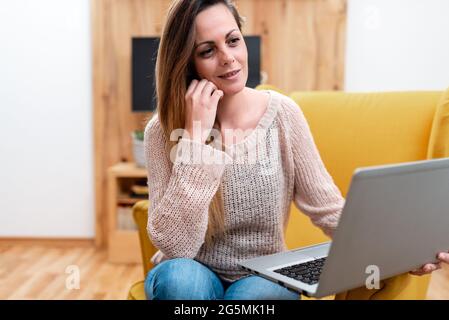 Résumé passer un examen en ligne, regarder des vidéos Internet, apprendre de nouvelles choses, donner des cours leçons, Réunion de classe virtuelle, Travail à distance Banque D'Images