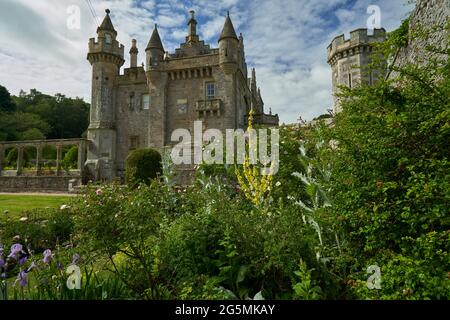 De magnifiques massifs fleuris dans le jardin Morris d'Abbotsford House, aux frontières écossaises. Banque D'Images