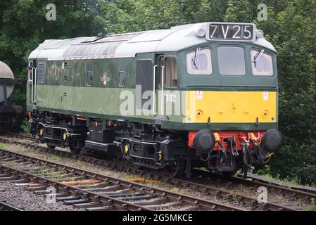 Classe 25 Diesel Locomotive D7612 sur la Watercress Line, Mid Hants Railway dans le Hampshire Banque D'Images