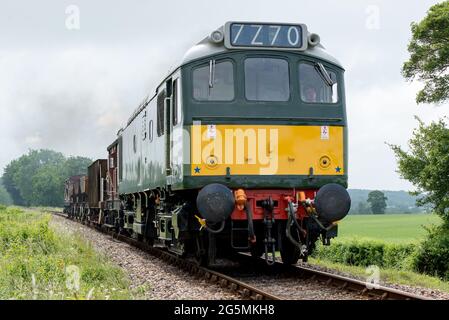 Classe 25 Diesel Locomotive D7612 sur la Watercress Line, Mid Hants Railway dans le Hampshire Banque D'Images