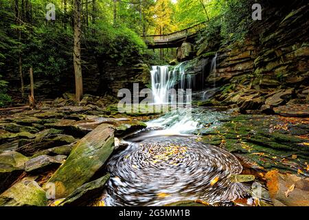 Elakala chute d'eau dans le parc national de Blackwater Falls en Virginie occidentale en automne saison d'automne avec feuilles colorées feuillage au-dessus du pont et piscine de nage str Banque D'Images