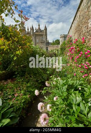 De magnifiques massifs fleuris dans le jardin Morris d'Abbotsford House, aux frontières écossaises. Banque D'Images