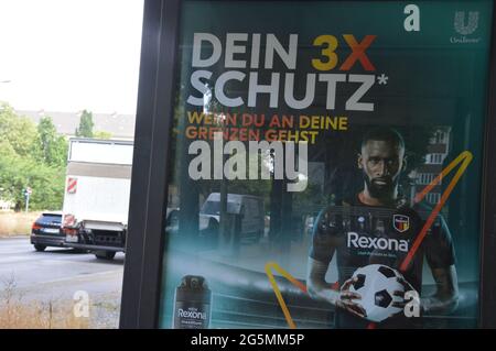 Rexona déodorant publicité avec le footballeur allemand Antonio Rüdiger à Grazer Damm à Berlin, Allemagne - juin 2021 Banque D'Images