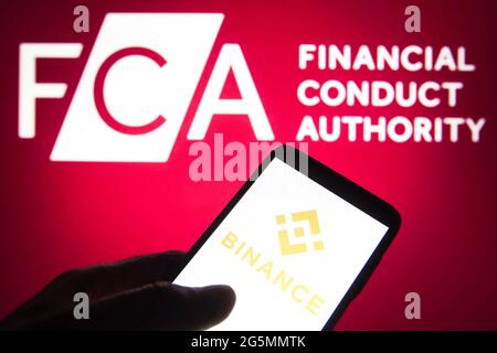 Ukraine. 28 juin 2021. Dans cette illustration, le logo Binance d'une bourse de crypto-monnaie est visible sur l'écran d'un smartphone avec le logo FCA (Financial Conduct Authority) en arrière-plan. La bourse de crypto-monnaie Binance a été interdite par le régulateur financier du Royaume-Uni, selon les informations des médias. Crédit : SOPA Images Limited/Alamy Live News Banque D'Images