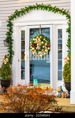 Décoration de Noël couronne à la porte sur une seule famille résidentiel banlieue maison dans le nord de la Virginie avec des fenêtres en verre et des boules dorées Banque D'Images