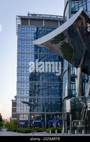 VARSOVIE, POLOGNE - 22 juin 2021 : Varsovie, Pologne - 6 juin 2021 : immeuble de bureaux de Varsovie Spire dans le quartier des affaires. L'un des plus hauts bâtiments de Th Banque D'Images