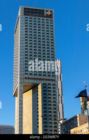 WARSA, POLOGNE - 22 juin 2021 : Varsovie, Pologne - 6 juin 2021 : vue sur l'hôtel InterContinental cinq étoiles (IHG) situé dans le centre-ville Banque D'Images