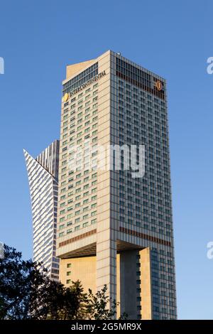 VARSOVIE, POLOGNE - 22 juin 2021 : Varsovie, Pologne - 6 juin 2021 : vue sur l'hôtel cinq étoiles InterContinental (IHG) dans le centre-ville, gratte-ciel Banque D'Images