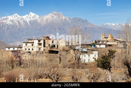 Village de Jharkot, l'un des meilleurs villages de la route de randonnée du circuit Annapurna, montagnes de l'Himalaya du Népal Banque D'Images