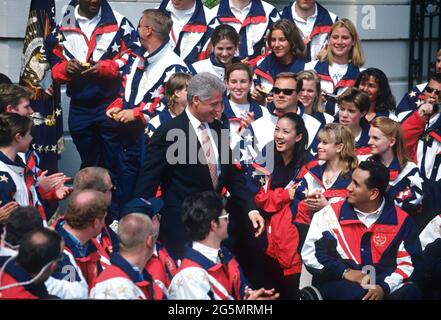 Washington, DC, États-Unis. 29 avril 1998. Le président américain Bill Clinton salue la patineuse olympique Michelle Kwan lors d'une cérémonie d'accueil de l'équipe olympique et paraolympique des États-Unis sur la pelouse sud de la Maison Blanche le 29 mai 1998 à Washington, D.C. Banque D'Images