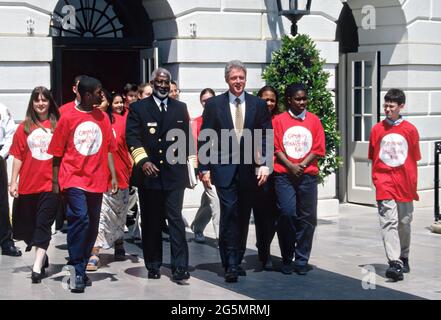 Washington, DC, États-Unis. 20 mai 1998. Le président des États-Unis, Bill Clinton, accompagne le chirurgien général, le Dr David Satcher, lors d'un événement anti-tabac, pour appeler à une législation visant à protéger les enfants contre le tabac sur la pelouse sud de la Maison Blanche le 20 mai 1998 à Washington, D.C. Banque D'Images