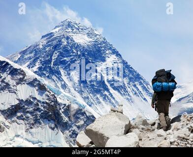 Vue sur le mont Everest 8848m de Kala Patthar avec touriste sur le chemin du camp de base de l'Everest, parc national de Sagarmatha, vallée de Khumbu, Solukhumbu, Népal Banque D'Images