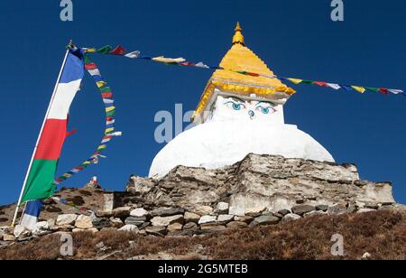 Stupa près du village de Dingboche avec drapeaux de prière - chemin pour monter le camp de base de l'Everest - vallée de Khumbu - bouddhisme népalais Banque D'Images