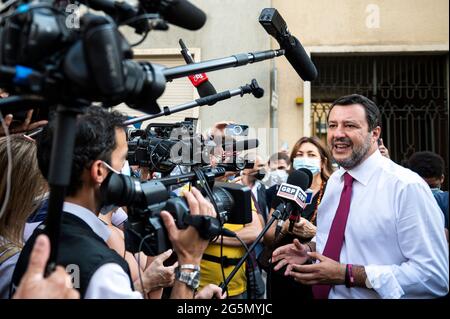 Turin, Italie. 28 juin 2021. Matteo Salvini, chef du parti Lega, parle aux médias avant une conférence de presse pour présenter le candidat des partis politiques de droite pour le maire de Turin Paolo Damilano. L'élection municipale de Turin doit avoir lieu le 2021 octobre. Credit: Nicolò Campo/Alay Live News Banque D'Images