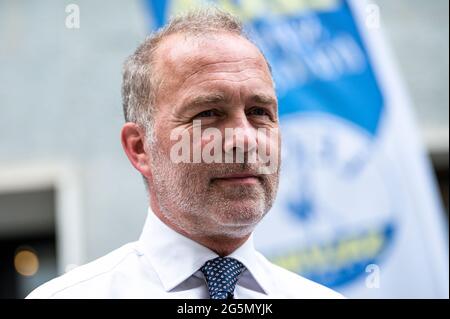 Turin, Italie. 28 juin 2021. Paolo Damilano regarde pendant une conférence de presse pour présenter le candidat des partis politiques de droite pour le maire de Turin Paolo Damilano. L'élection municipale de Turin doit avoir lieu le 2021 octobre. Credit: Nicolò Campo/Alay Live News Banque D'Images