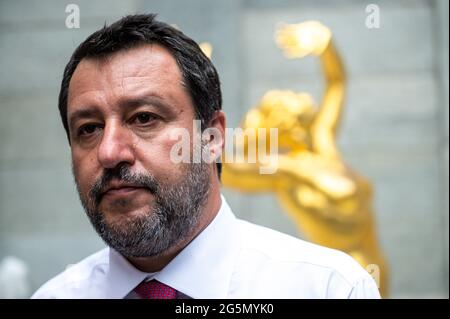 Turin, Italie. 28 juin 2021. Matteo Salvini, chef du parti Lega, regarde pendant une conférence de presse pour présenter le candidat des partis politiques de droite pour le maire de Turin Paolo Damilano. L'élection municipale de Turin doit avoir lieu le 2021 octobre. Credit: Nicolò Campo/Alay Live News Banque D'Images