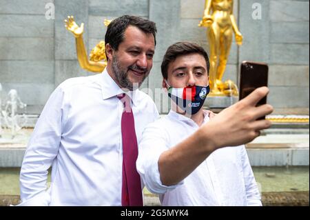 Turin, Italie. 28 juin 2021. Matteo Salvini, dirigeant du parti Lega, pose pour une photo avec un partisan lors d'une conférence de presse pour présenter le candidat des partis politiques de droite pour le maire de Turin Paolo Damilano. L'élection municipale de Turin doit avoir lieu le 2021 octobre. Credit: Nicolò Campo/Alay Live News Banque D'Images