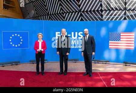 Le président Joe Biden pose des photos avec le président du Conseil européen Charles Michel et le président de la Commission européenne Ursula von der Leyen le mardi 15 juin 2021, au siège du Conseil européen à Bruxelles. (Photo officielle de la Maison Blanche par Adam Schultz) Banque D'Images