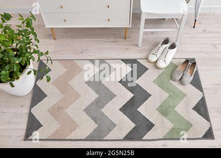 Tapis élégant à l'intérieur d'un couloir moderne Banque D'Images
