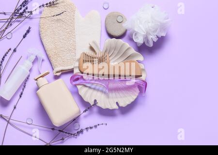 Composition avec peignes à cheveux et accessoires de bain sur fond de couleur Banque D'Images