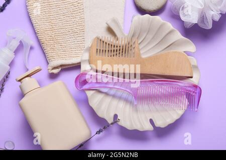 Composition avec peignes à cheveux et accessoires de bain sur fond de couleur Banque D'Images