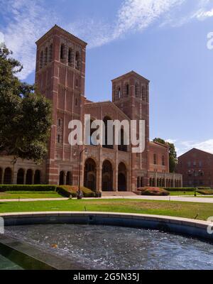 Royce Hall vue avec une fontaine au premier plan. Banque D'Images