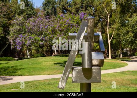 Sculpture devant l'arbre Jacaranda en fleurs sur le campus de l'UCLA Banque D'Images