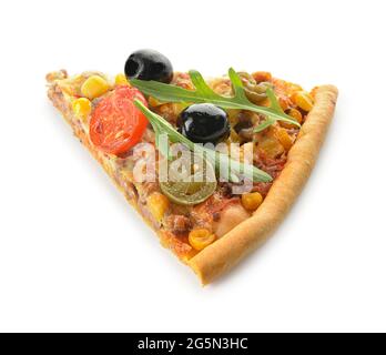 Tranche de pizza savoureuse sur fond blanc Banque D'Images