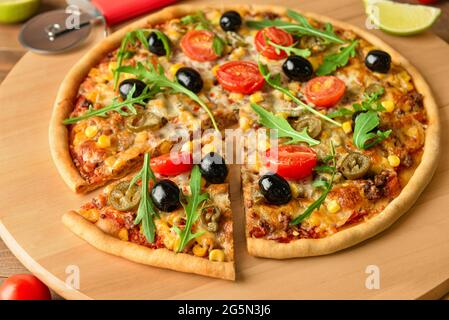 Pension avec pizza savoureuse, gros plan Banque D'Images