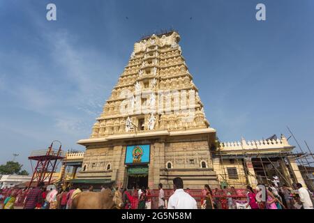 Entrée (Gopuram) de l'ancien temple de la déesse Chamundi de 300 ans à Chamundi Hill, Mysore, Tour du Temple de style indien du Sud. Banque D'Images