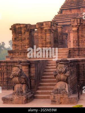 Entrée principale du Temple du Soleil de 800 ans, Konark, Inde. Temple est conçu comme un char composé de 24 roues de ce type. Patrimoine mondial de l'UNESCO, Odisha Banque D'Images