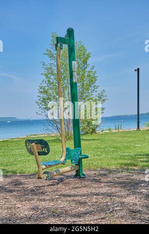 Des appareils de conditionnement physique extérieurs sont fournis gratuitement au bord de l'eau de Wiarton, en Ontario. Banque D'Images